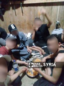 غداء مهاجرين غير شرعيين داخل مركز احتجاز عين زارة – "سيريا انديكيتور/ عنب بلدي"