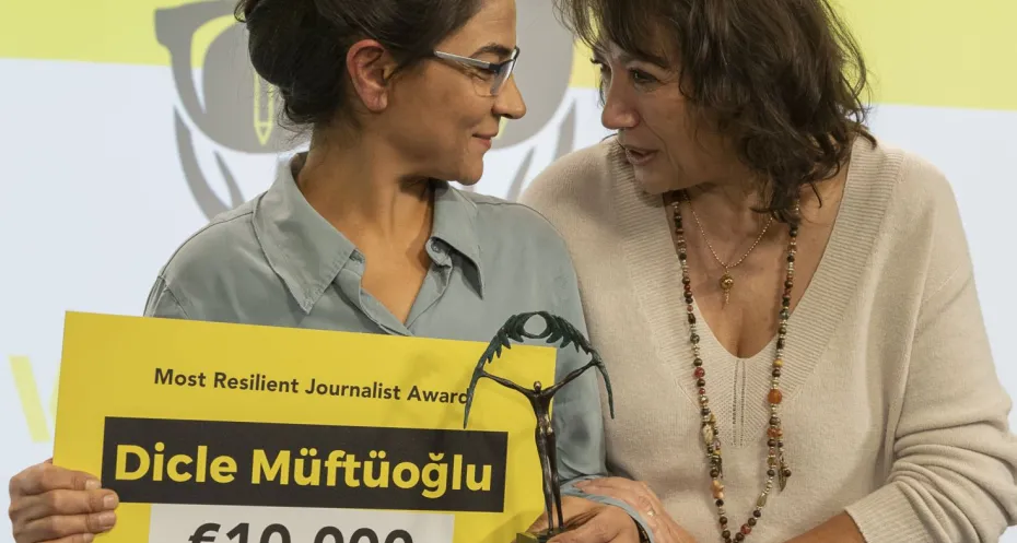 Aysel Avesta received the Most Resilient Journalist Award 2023 on behalf of Dicle Müftüoğlu, who was in prison at that time. (freepressunlimited.org)